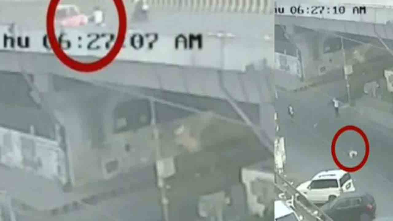 Watch: స్కూటీని ఢీకొట్టిన కారు.. ఫ్లైఓవర్ పైనుంచి పడి డెలివరీ ఏజెంట్ మృతి
