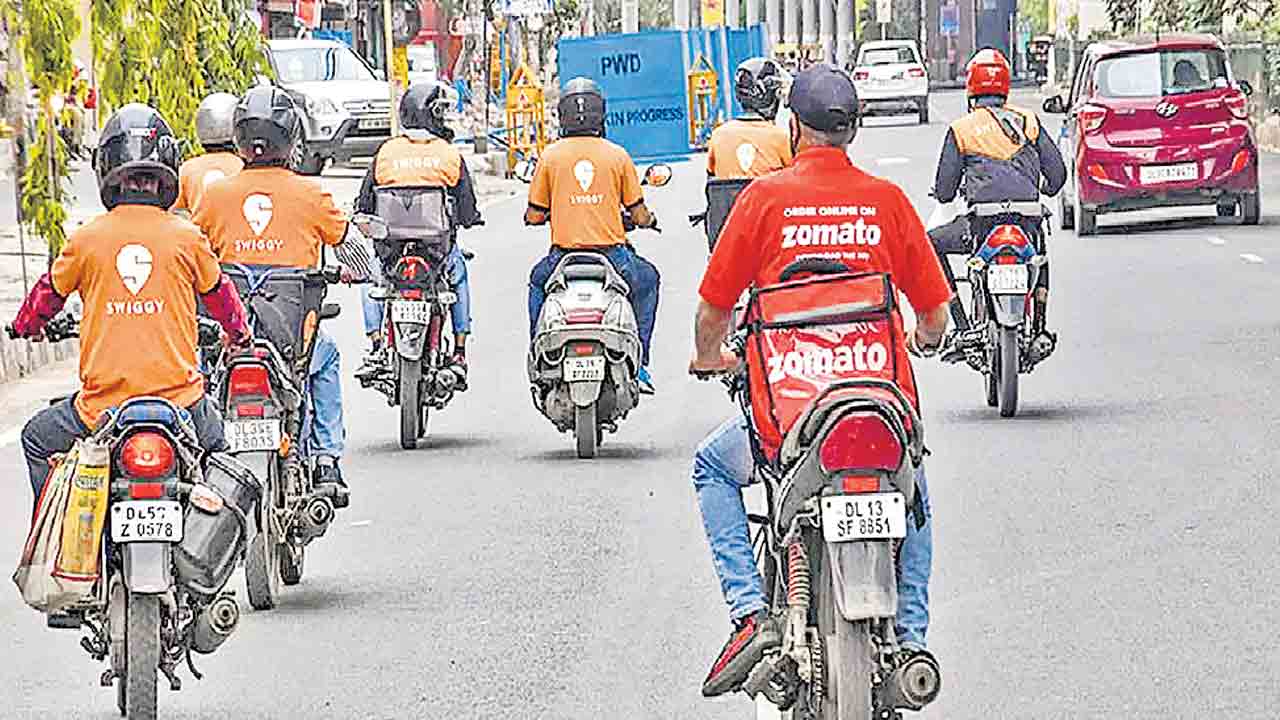 గిగ్‌ వర్కర్లపై పెట్రో ధరల పిడుగు