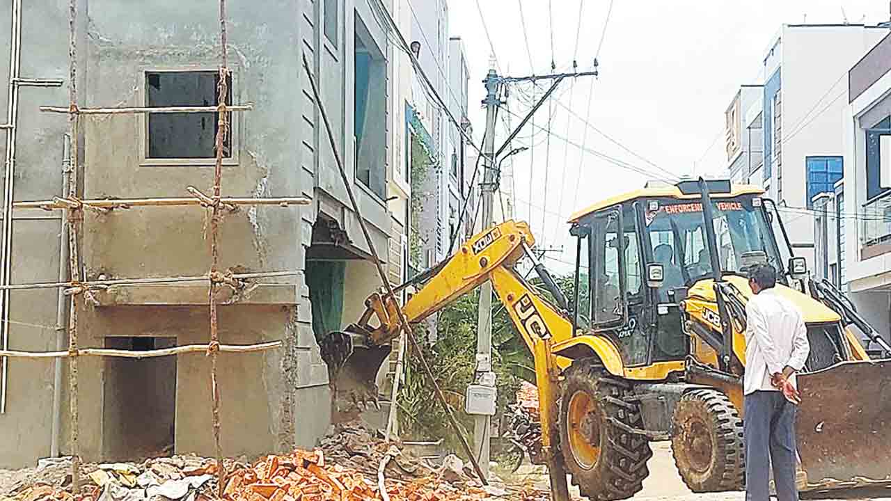 అక్రమ నిర్మాణాల కూల్చివేత