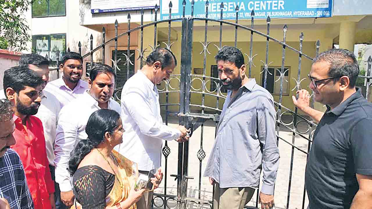 కేసీఆర్‌ ఆనవాళ్లు తుడిచే కుట్ర