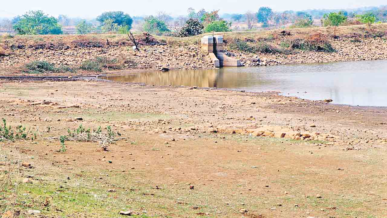ప్రమాదకరస్థాయిలో.. గత నెలతో పోలిస్తే రెండు మీటర్ల మేర తగ్గిన నీటి నిల్వలు