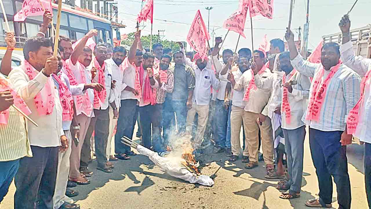 పోక్సో కేసు నిందితుడికి స్టేషన్‌ బెయిలా!.. నార్కట్‌పల్లిలో కేంద్ర మంత్రి దిష్టిబొమ్మ దహనం