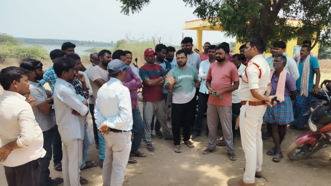విద్యుత్‌ అధికారుల నిర్లక్ష్యంతోనే ట్రాక్టర్‌ దహనం.. నిలదీసిన గ్రామస్థులు