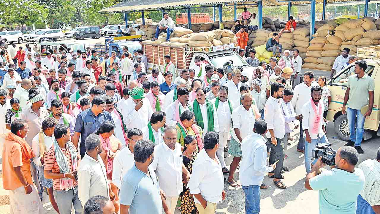 కొనేదాకా కొట్లాడుడే.. రేపటిలోగా మక్కలు కొనాల్సిందే