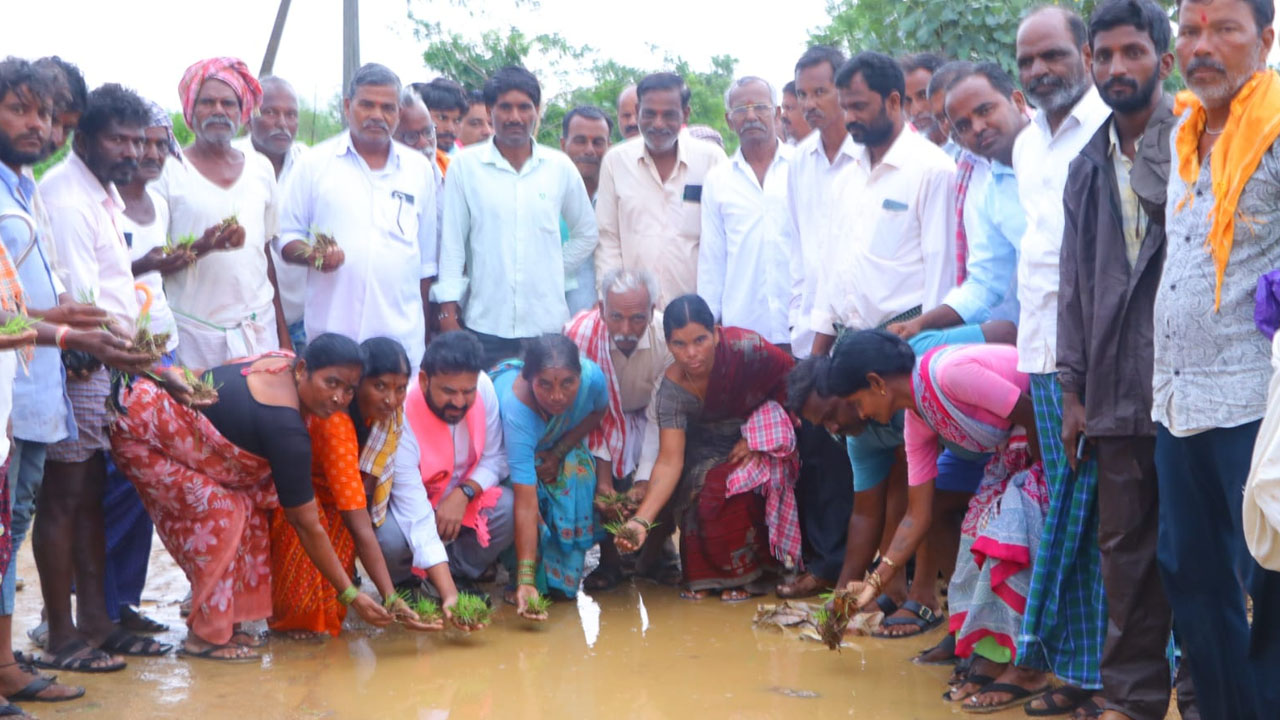 Former MLA Anand | ధాన్యం కొనుగోళ్లలో ముఖ్యమంత్రి వాస్తవ పరిస్థితులను తెలుసుకోవాలి : మాజీ ఎమ్మెల్యే ఆనంద్‌
