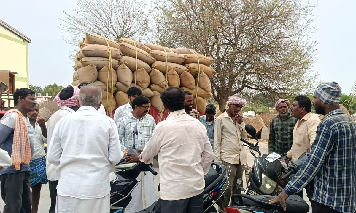 Farmers | అడిగినంత జోకినా..అదే తీరు దోపిడేందీ.. బొప్పాపూర్‌లో మిల్లర్ల నిర్వాకంపై రైతుల తిరుగుబాటు