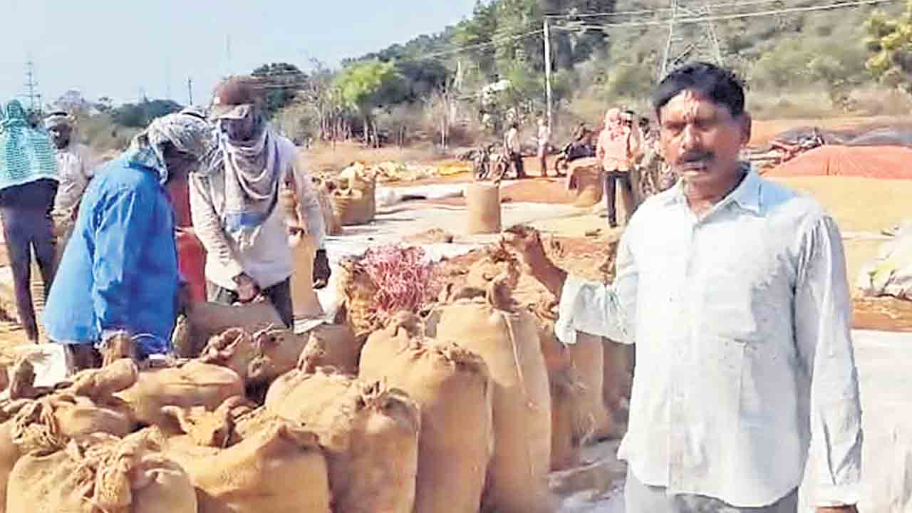 రైతు రాజ్యమన్నారు.. నడ్డి విరిచారు