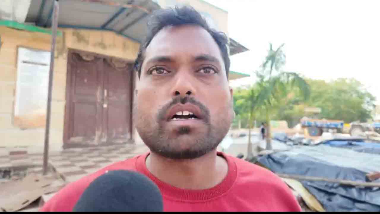 Farmer | మా మక్కలు, వడ్లు ఎవరూ కొనట్లేదు.. రైతు ఆవేదన వీడియో