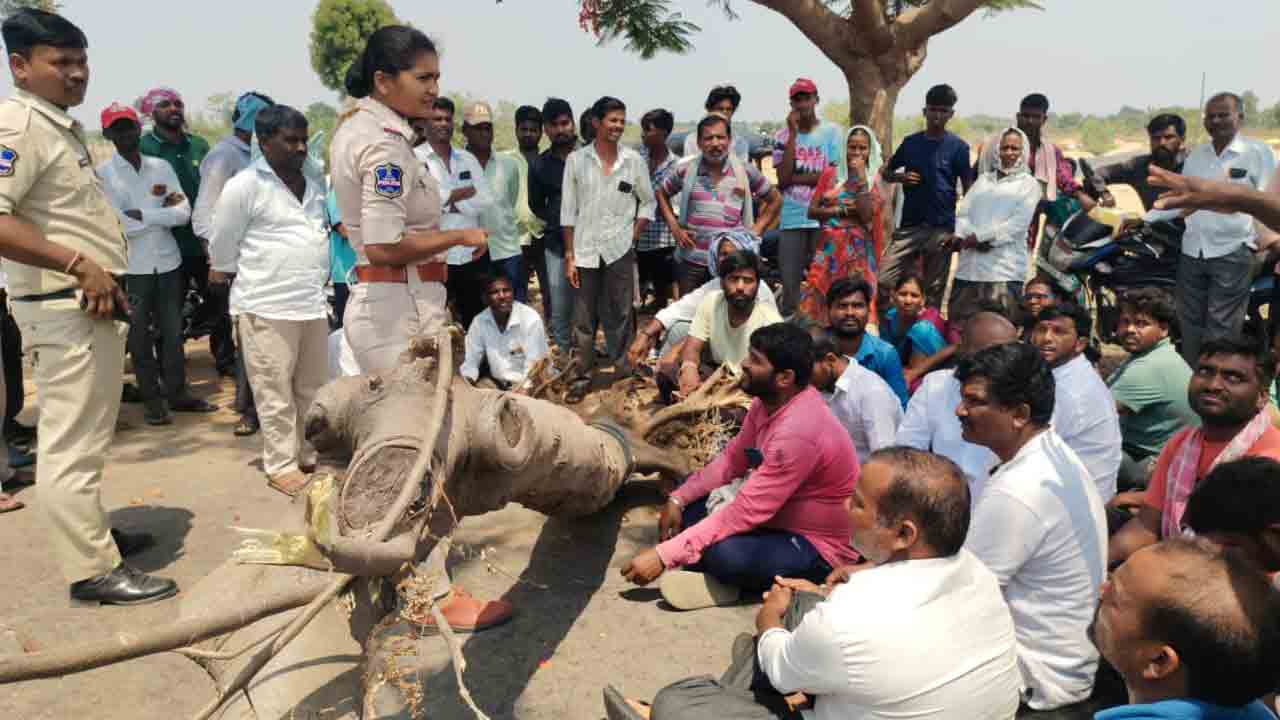 Farmers | రోడ్డెక్కిన రైతులు.. ఐకేపీ వడ్లు కొనుగోలు చేయాలని రాస్తారోకో