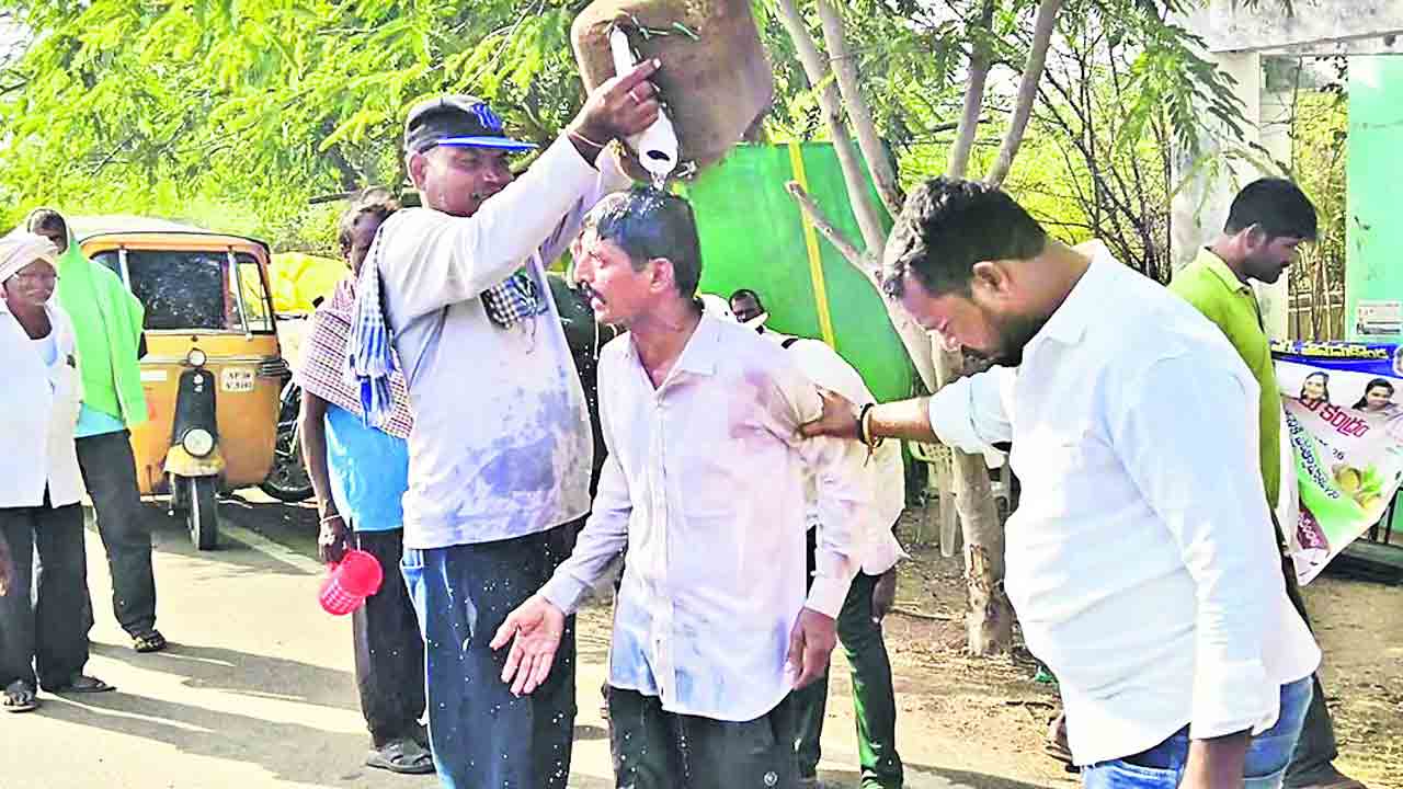 కాంటా పెట్టిన వడ్లను మిల్లుకు తరలించడంలో జాప్యం