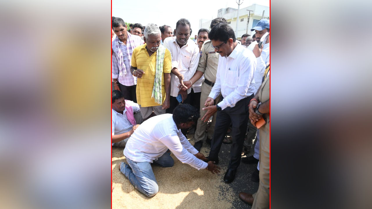 Mancheriyal | ధాన్యం కొనాలని జాయింట్‌ కలెక్టర్‌ కాళ్లు మొక్కిన రైతు
