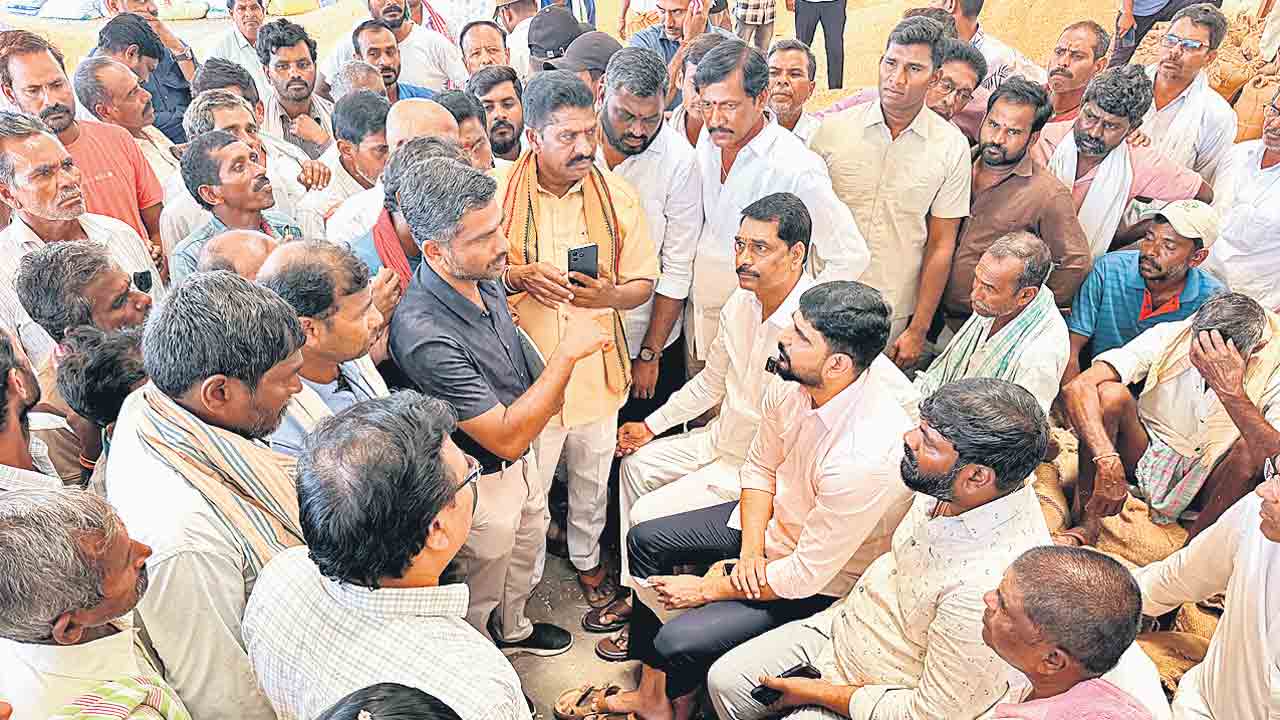 మక్కలను తరలించకపోతే మార్కెట్‌ యార్డులోనే నిద్రిస్తా!