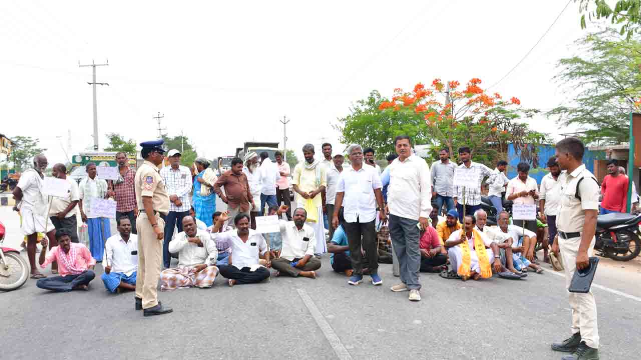 రోడ్డెక్కిన రైతన్న