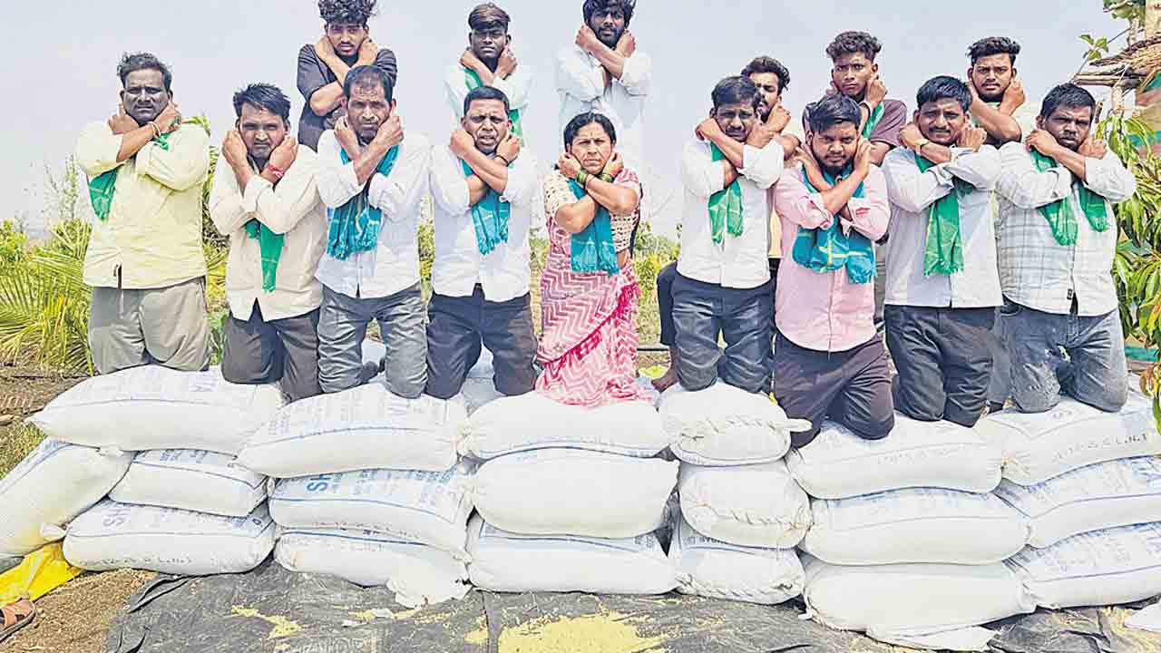 సర్కార్‌ను నమ్మి మోసపోయినం.. గుంజీలు తీసి జొన్న రైతుల నిరసన