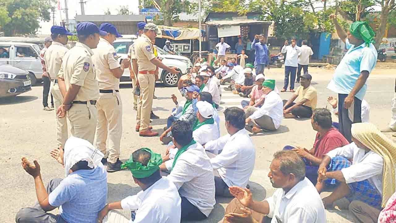 రోడ్డెక్కిన పొద్దుతిరుగుడు రైతులు