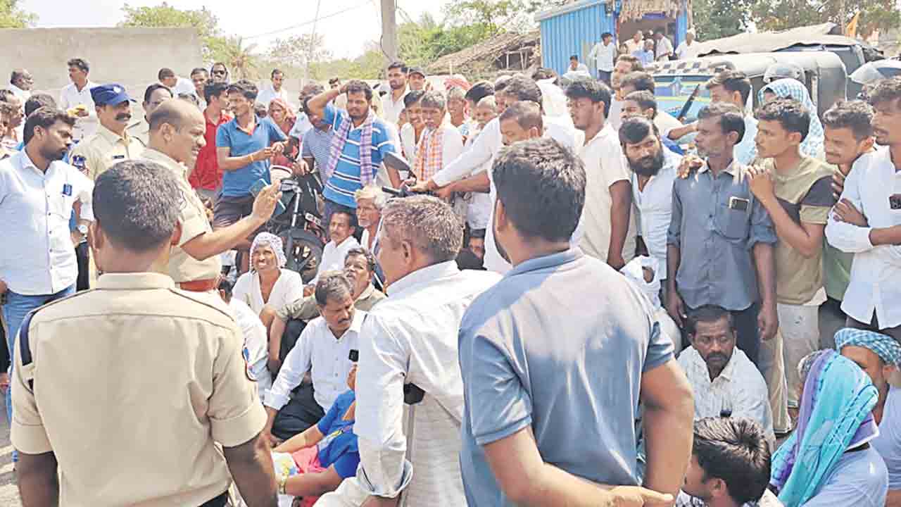 ధాన్యం రవాణాకు లారీలు రాక ఇబ్బందులు