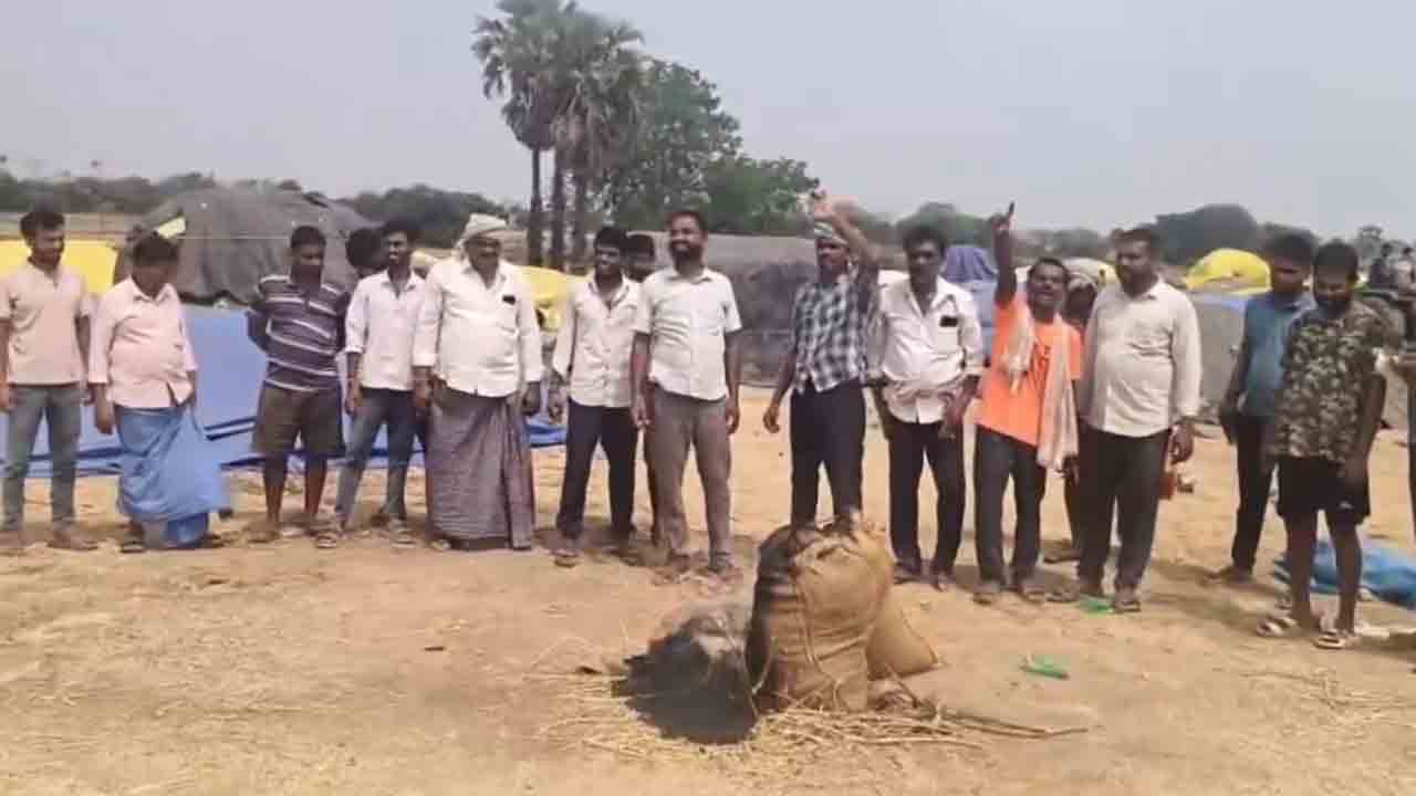 Farmers Protest | ధాన్యం బస్తాలకు నిప్పు.. ప్రభుత్వ నిర్లక్ష్యంపై రైతుల ఆందోళన.. వీడియో
