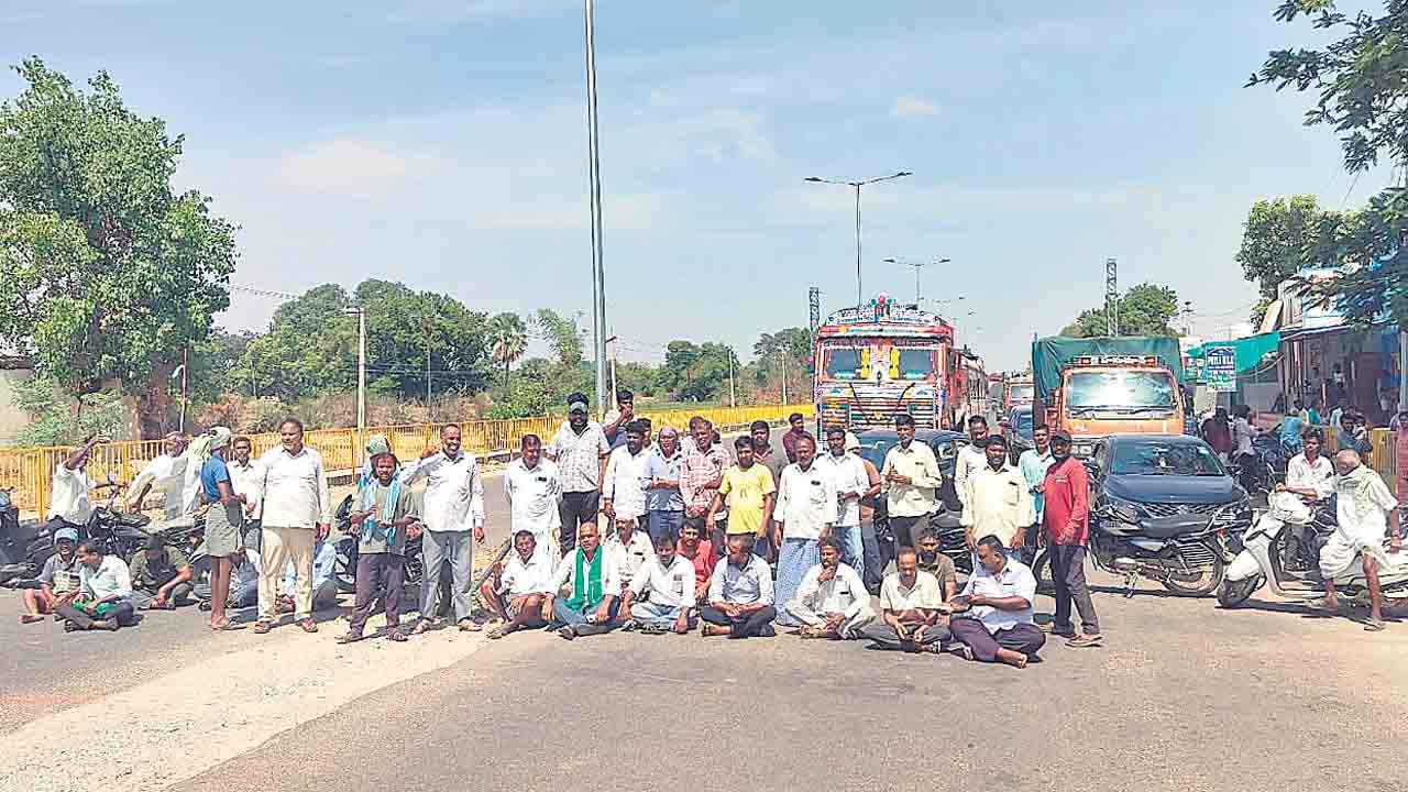 కాంటా పెడ్తలేరని రోడ్డెకిన రైతులు.. పలు జిల్లాల్లో అన్నదాతల రాస్తారోకో