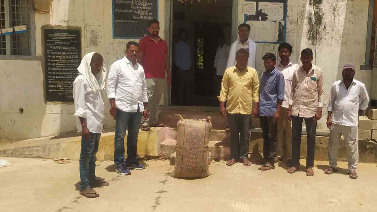 Farmers | మా ధాన్యం తేమ చూడండి సారూ .. తహసీల్దార్‌ ఆఫీస్‌ ముందు బస్తాలతో రైతులు