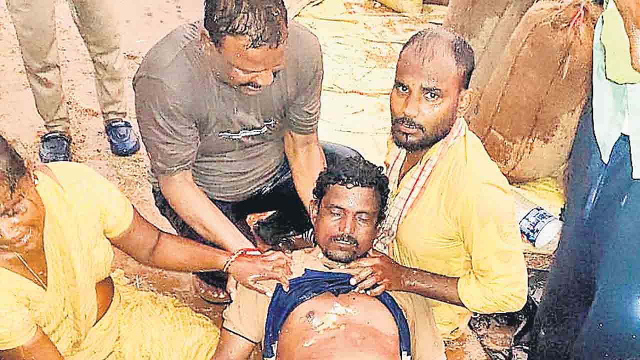 వానదెబ్బ.. పిడుగుకు బలి.. ప్రాణాలు పోతుంటేఉత్సవాలా?