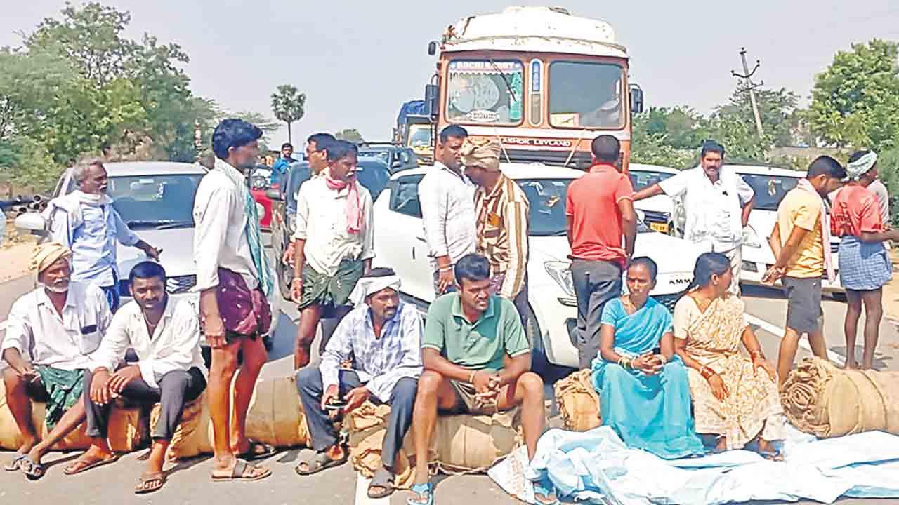 ధాన్యం కొనుగోళ్లు చేపట్టాలి.. వలిగొండ, తొర్రూర్‌ రహదారిపై అనంతారం రైతుల ధర్నా