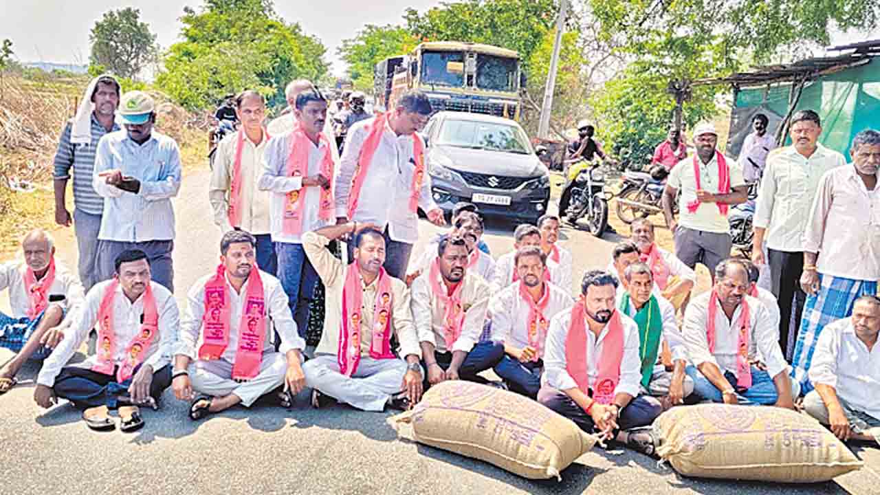 విప్‌ సొంతూరులో రోడ్డెక్కిన రైతులు