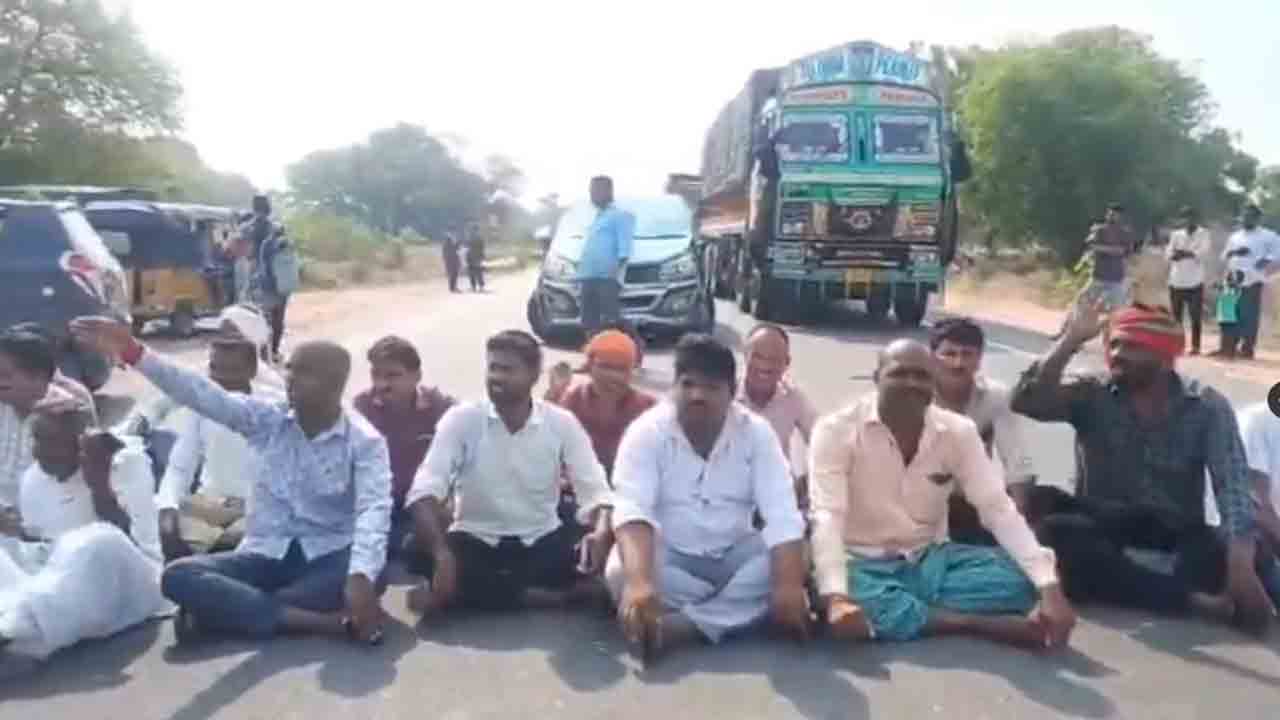 Farmers Protest | కొనుగోలులో ప్రభుత్వం నిర్లక్ష్యం.. సిద్ధిపేట జిల్లావ్యాప్తంగా రైతుల నిరసన.. వీడియో