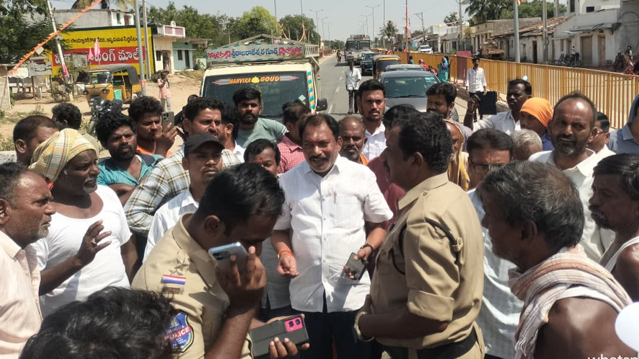 Road Blockades | ధాన్యం కొనుగోలు చేయడం లేదంటూ రెండు గ్రామాల్లో రాస్తారోకోలు