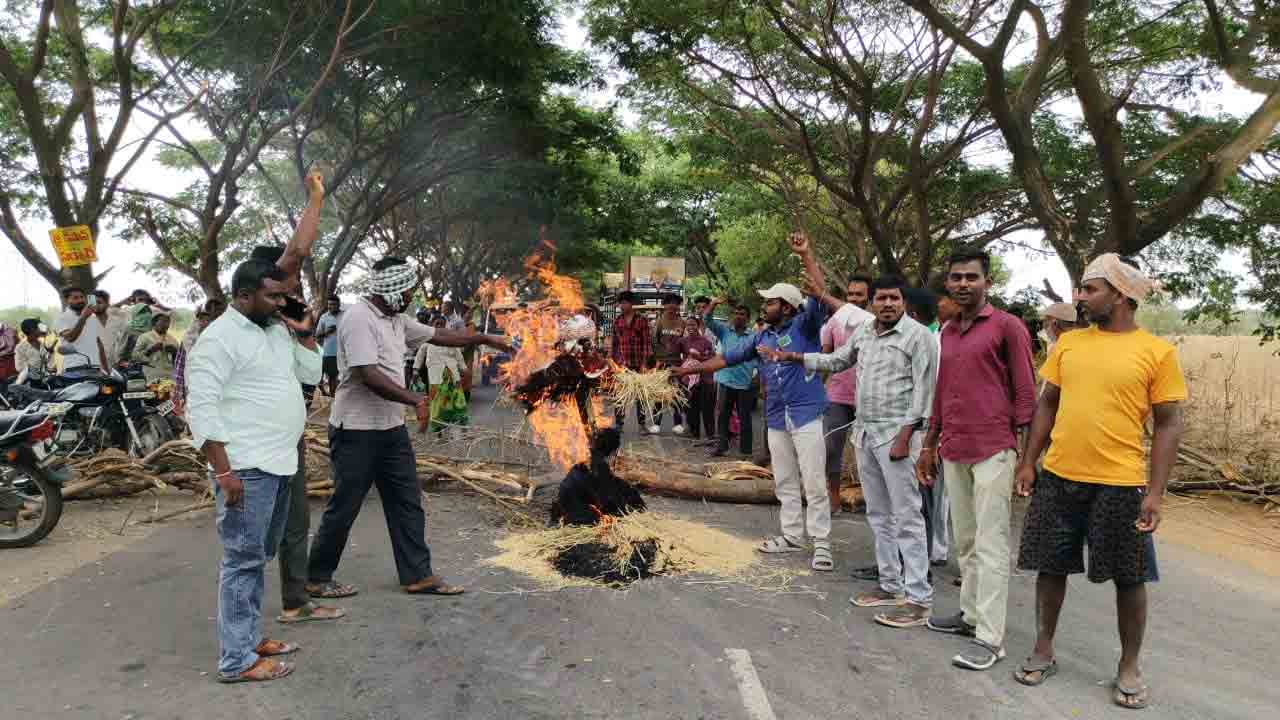 Farmers Protest | వరి ధాన్యం కొనుగోలులో నిర్లక్ష్యం.. రోడ్డెక్కి రైతుల రాస్తారోకో