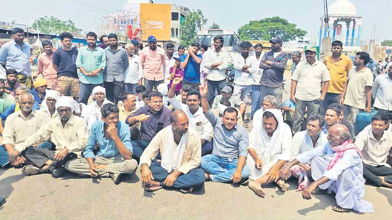 మాటలేనా.. కొనేదెప్పుడు?
