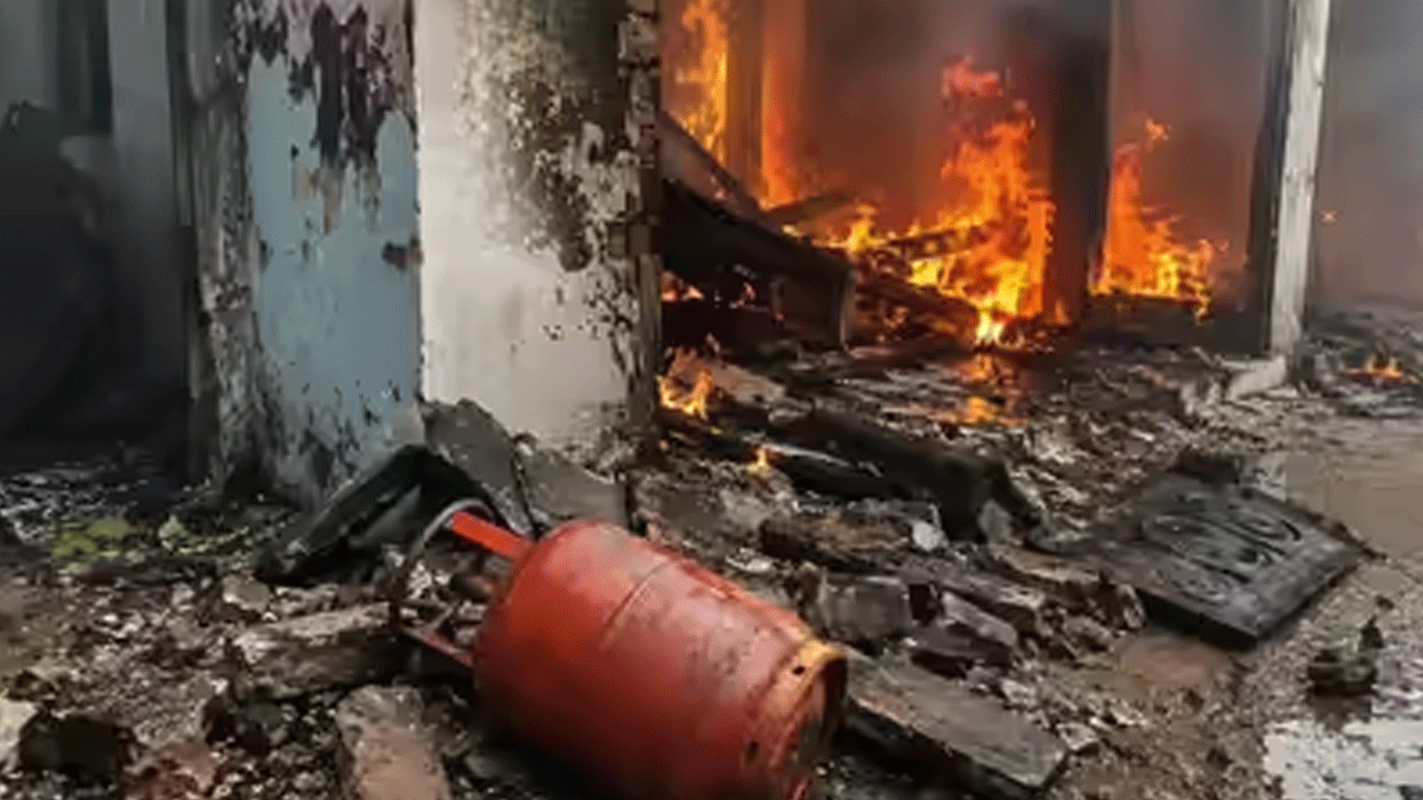 Blast | గ్యాస్‌ లీకై ఇంట్లో భారీ పేలుడు.. 9 మందికి తీవ్ర గాయాలు..!