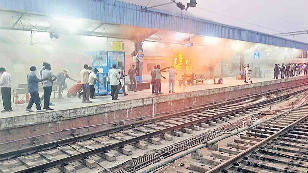 ఏసీ బోగీలో మంటలు