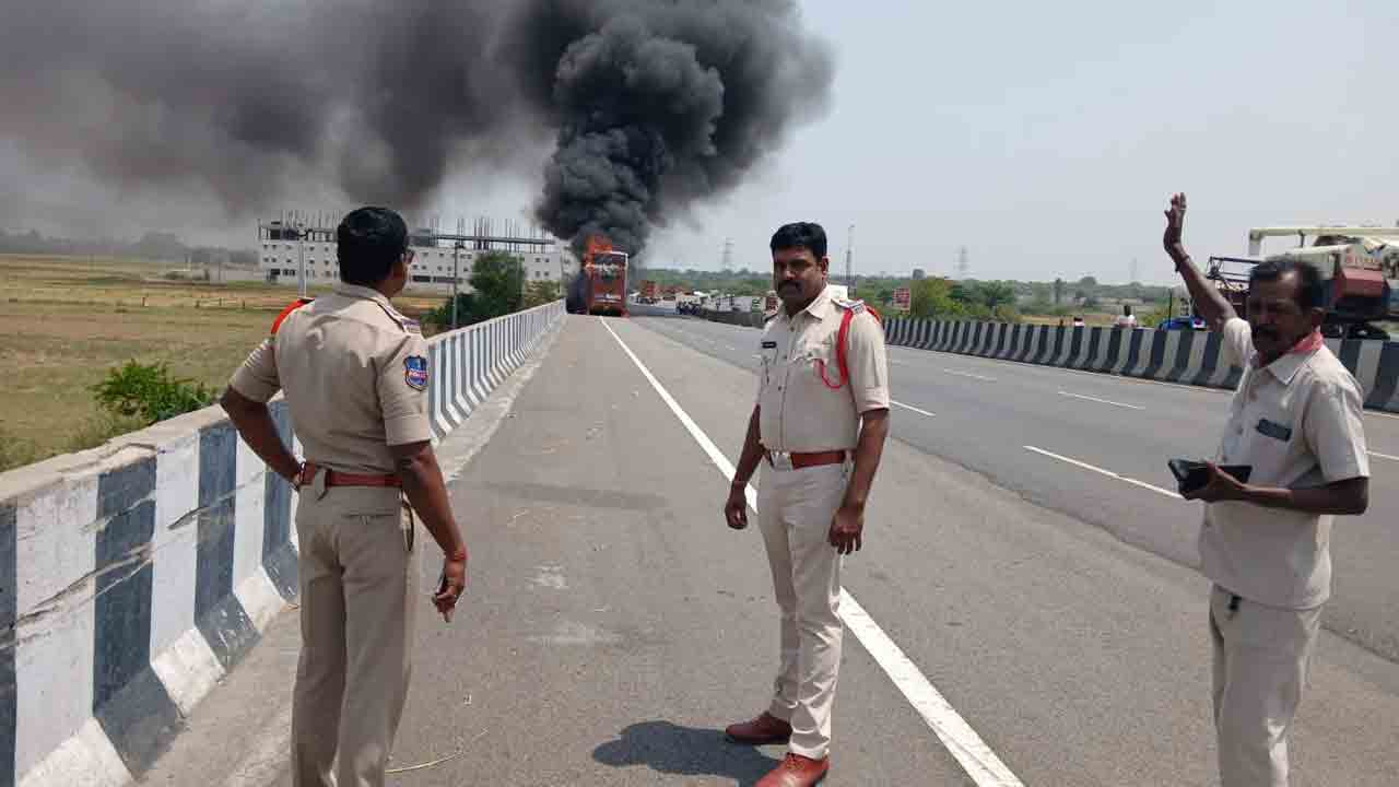 Fire Accident | కార్లను తీసుకెళ్తున్న కంటైనర్‌లో ఎగిసిపడ్డ మంటలు.. వీడియో