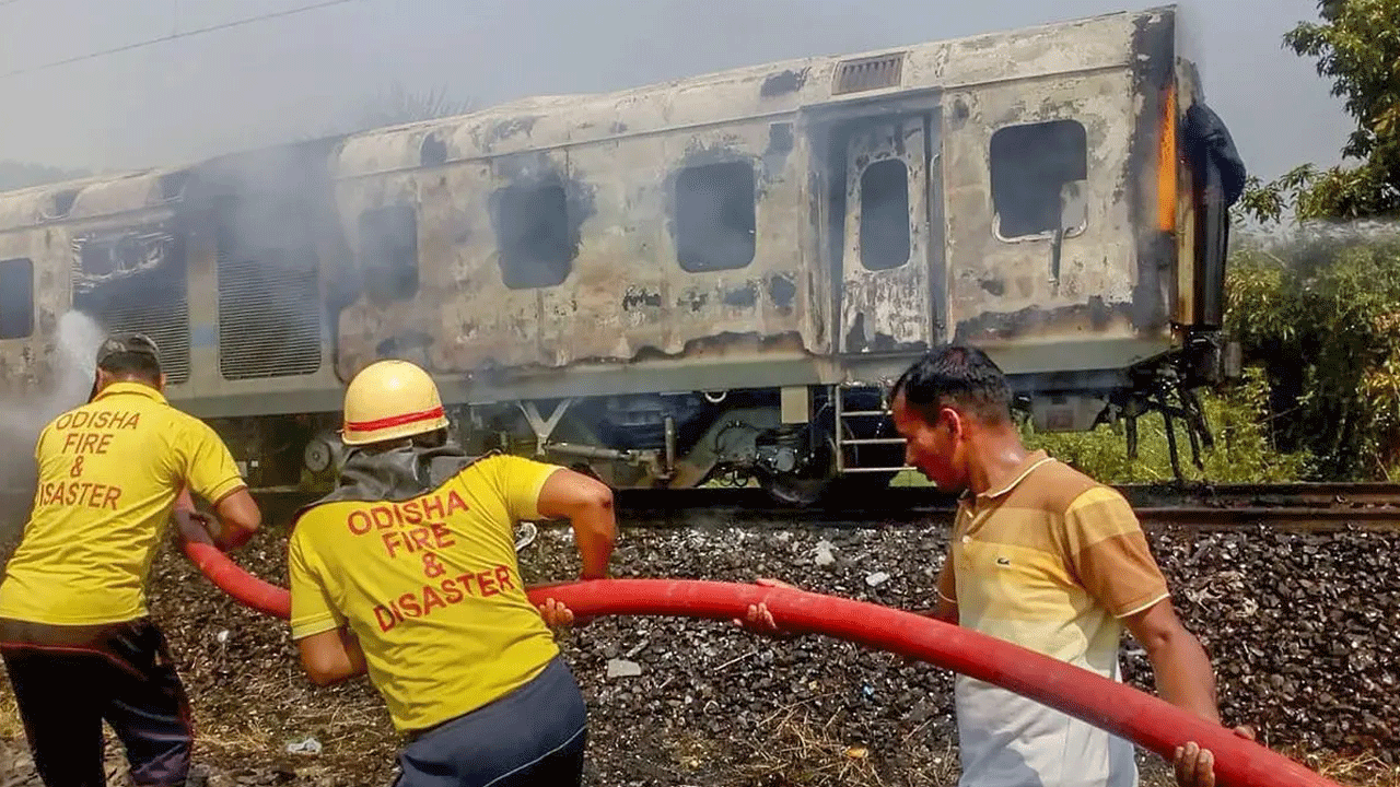 Fire Accident | ఎక్స్‌ప్రెస్‌ రైలులో చెలరేగిన మంటలు.. మంటలార్పుతున్న రైల్వే సిబ్బంది