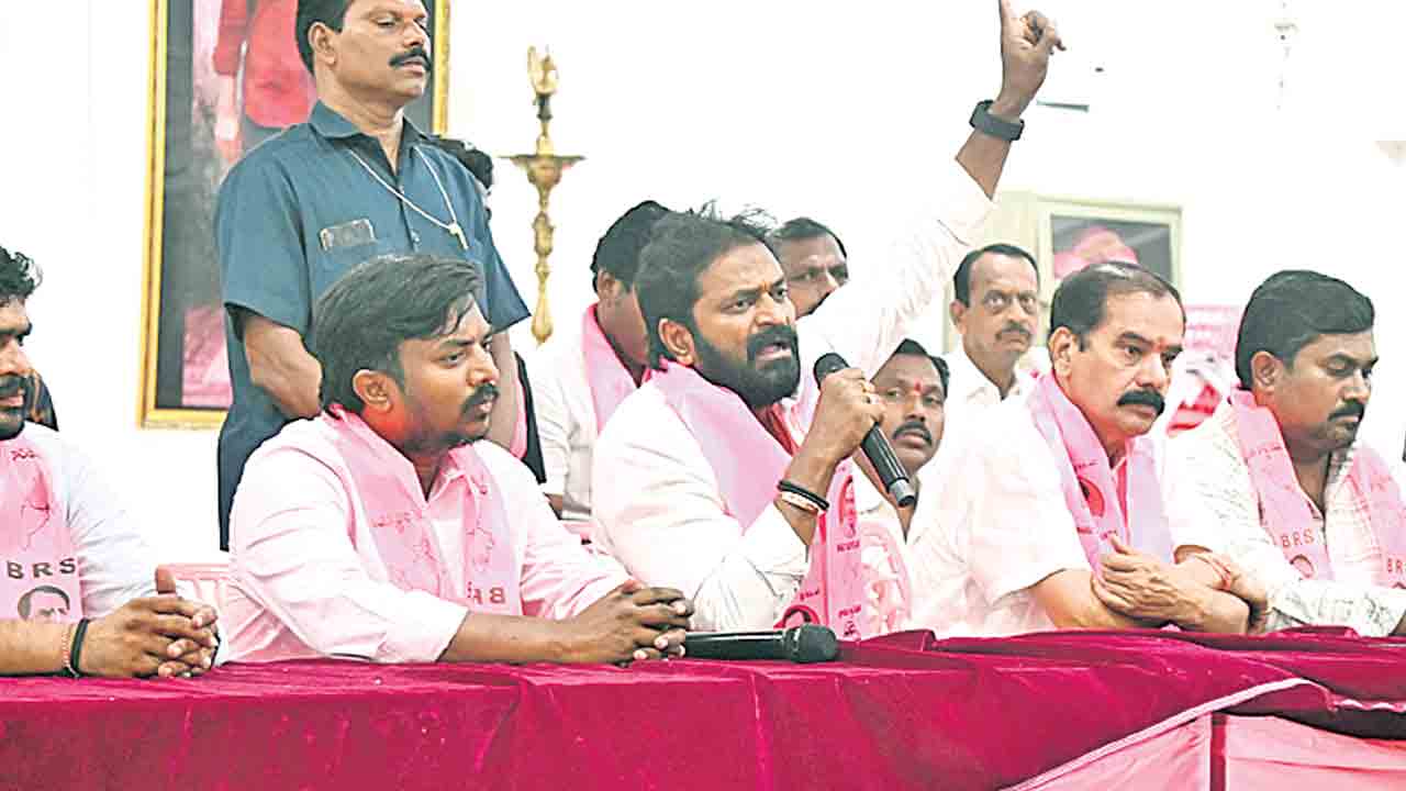 ‘ఫీజు’ పథకం ఎత్తివేసేందుకు కుట్ర