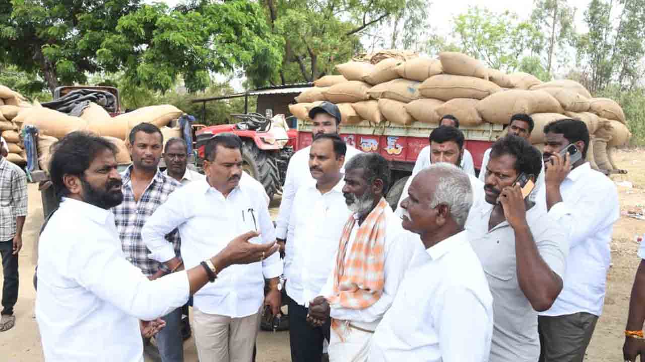 ధాన్యం కొనమంటే.. లీడర్లను కొంటున్నారు