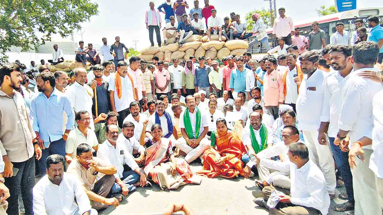 Grain purchases | కొనుగోలు కేంద్రాల్లో నిలువు దోపిడీ..రాష్ట్ర ప్రభుత్వం తీరుపై మండిపడుతున్న అన్నదాతలు