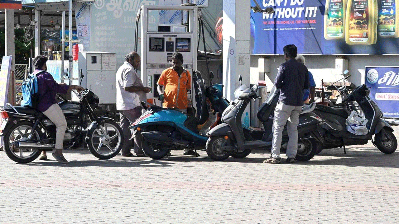 Petro prices | పెట్రోల్‌, డీజిల్‌ ధరలు మరో రూ.20 పెరగనున్నాయా..?