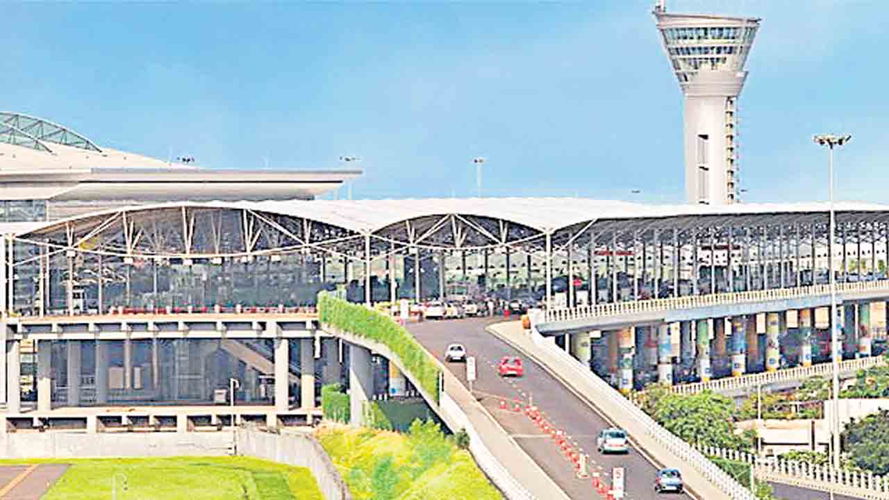 జీఎమ్మార్‌ ఎయిర్‌పోర్ట్స్‌ లాభం 400 కోట్లు