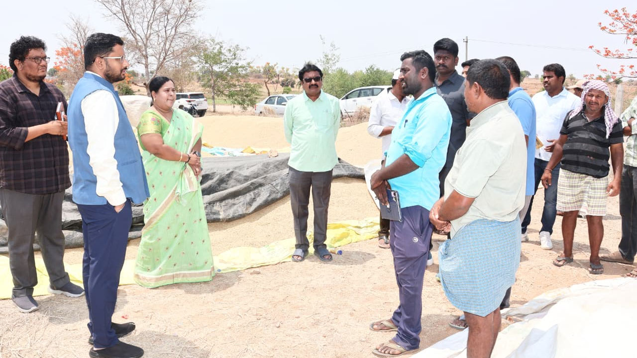Gadwal Collector | ధాన్యం కొనుగోలు కేంద్రాల్లో అధికారుల నిర్లక్ష్యంపై కలెక్టర్‌ ఆగ్రహం.. సస్పెండ్‌కు ఆదేశాలు జారీ