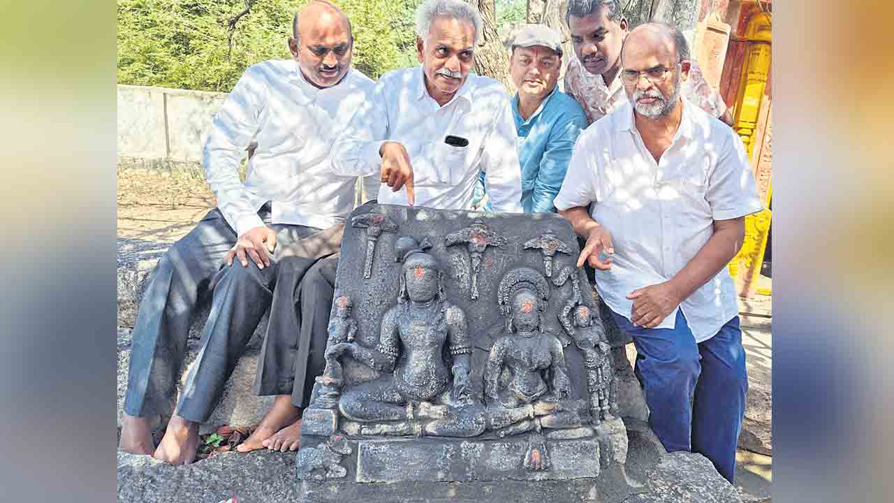 వెలుగులోకి గణపతి దేవుడి శిల్పం.. సిద్దిపేట జిల్లా తోటపల్లిలో గుర్తించిన పురావస్తు పరిశోధకులు