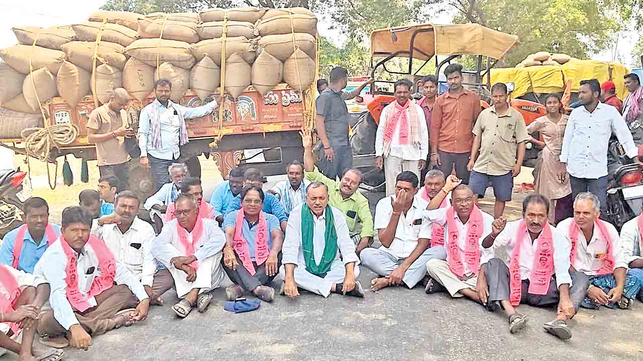 రైతుల వేదన అరణ్య రోదన.. ధాన్యం అమ్ముకోవడానికి తీవ్ర ఇబ్బందులు