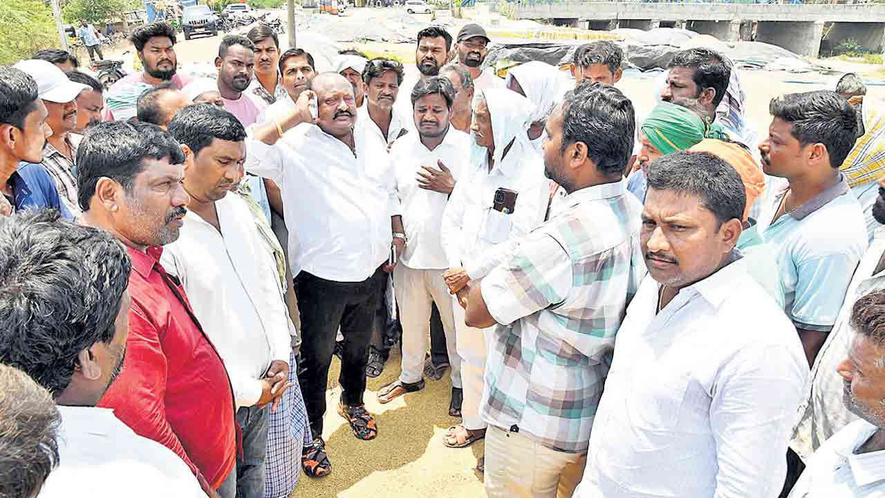 మిల్లర్లతో సర్కార్‌ కుమ్మక్కు.. గంగుల కమలాకర్‌