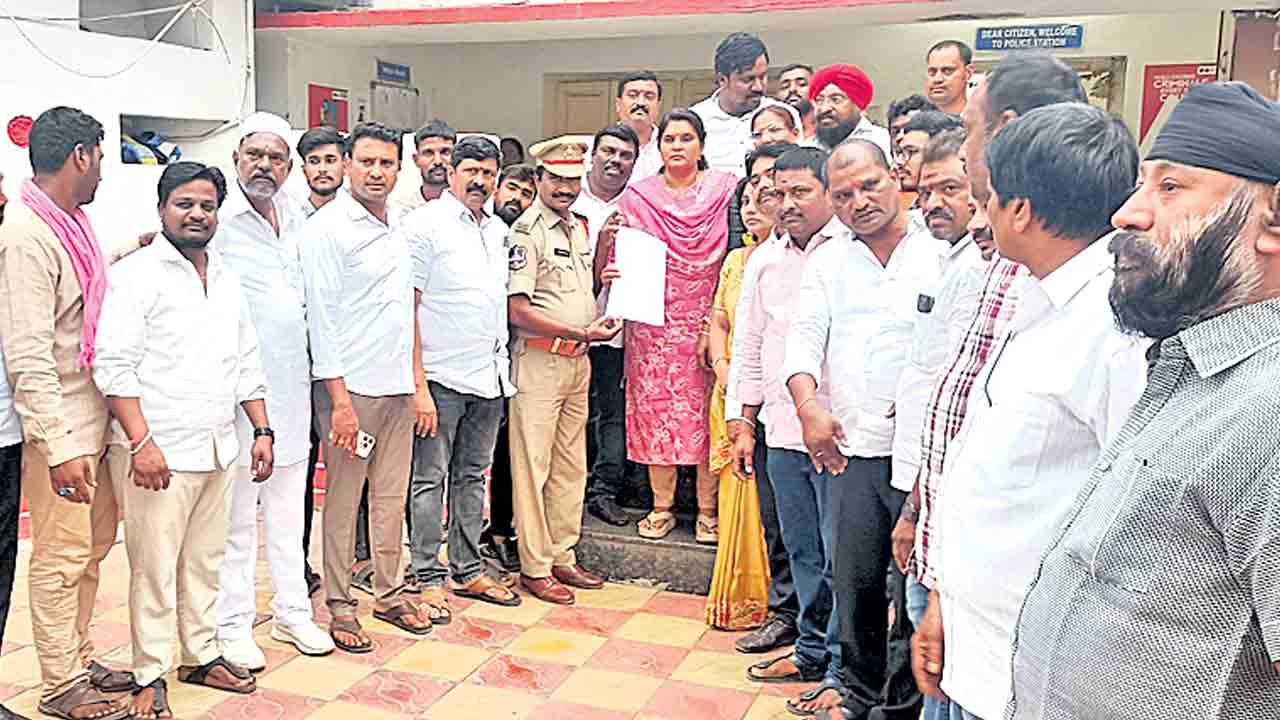 సోషల్‌ మీడియా కార్యకర్త ఇంటిపై దాడికి యత్నం