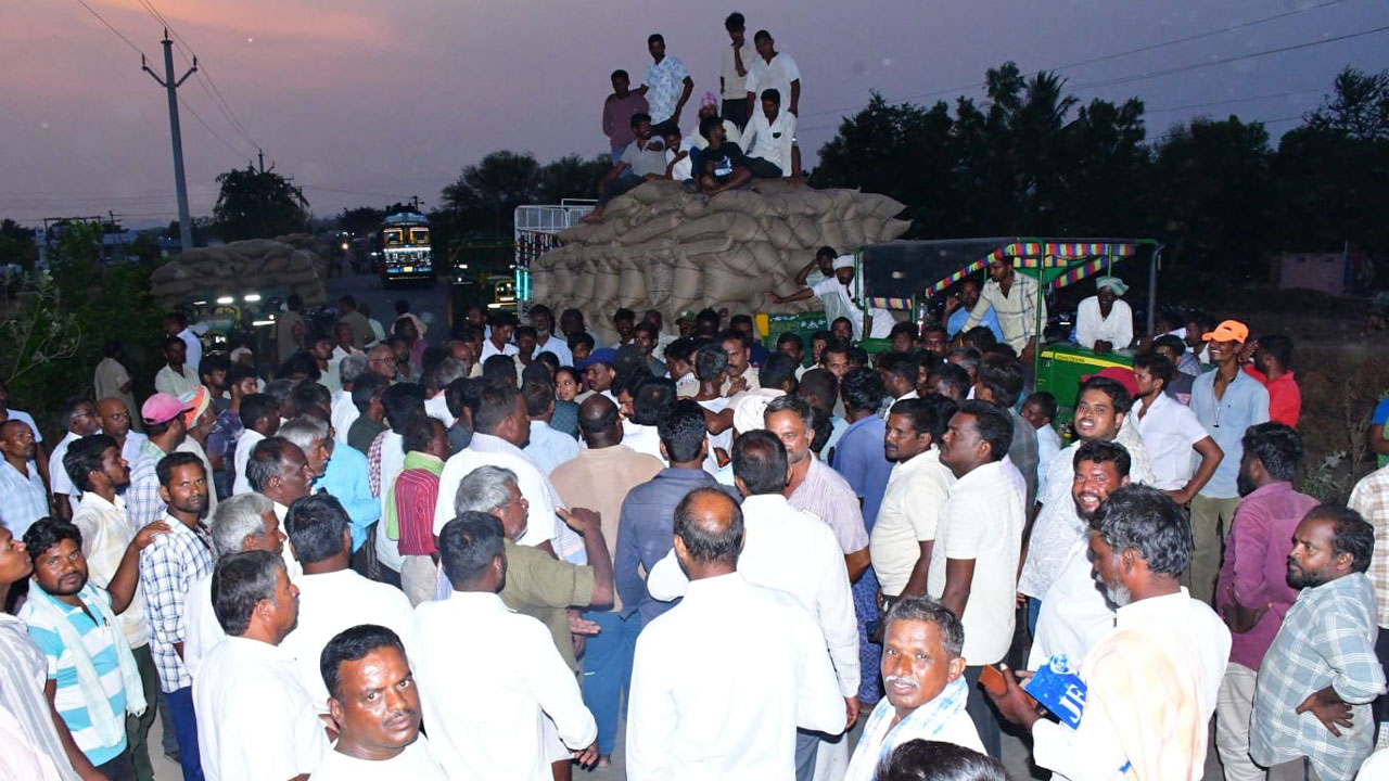 కడుపుమండి.. రోడ్డెక్కి..