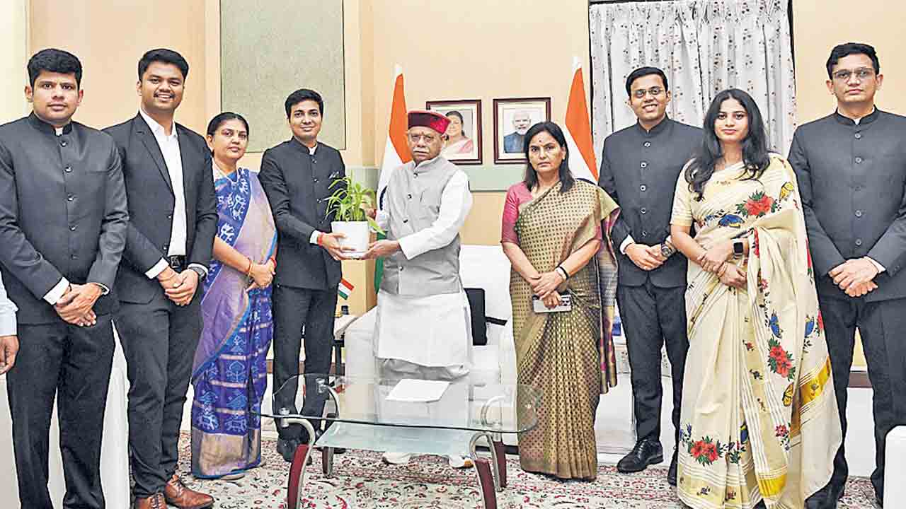 ట్రైనీ ఐఏఎస్‌లు నిబద్ధతతో సేవచేయాలి.. గవర్నర్‌ శివ్‌ప్రతాప్‌ శుక్లా