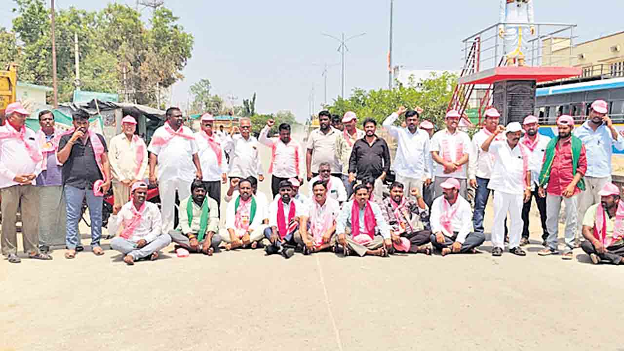 కాంటాలు వేగవంతం చేయాలి.. బీఆర్‌ఎస్‌ ఆధ్వర్యంలో మోత్కురులో రైతుల రాస్తారోకో