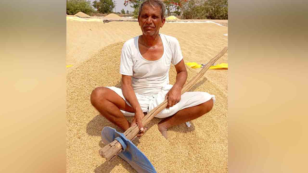 Grain Purchase Centres | కొనుగోలు కేంద్రాల్లో ఎండలోనే రైతుల నిరీక్షణ
