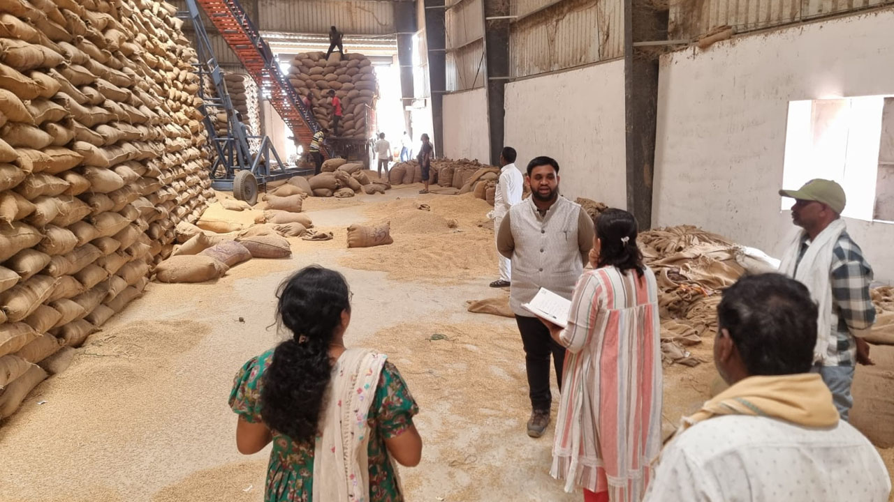 Grain Unloading | ధాన్యం అన్ లోడింగ్ ప్రక్రియను వేగవంతం చేయాలి : సబ్ కలెక్టర్ మనోజ్