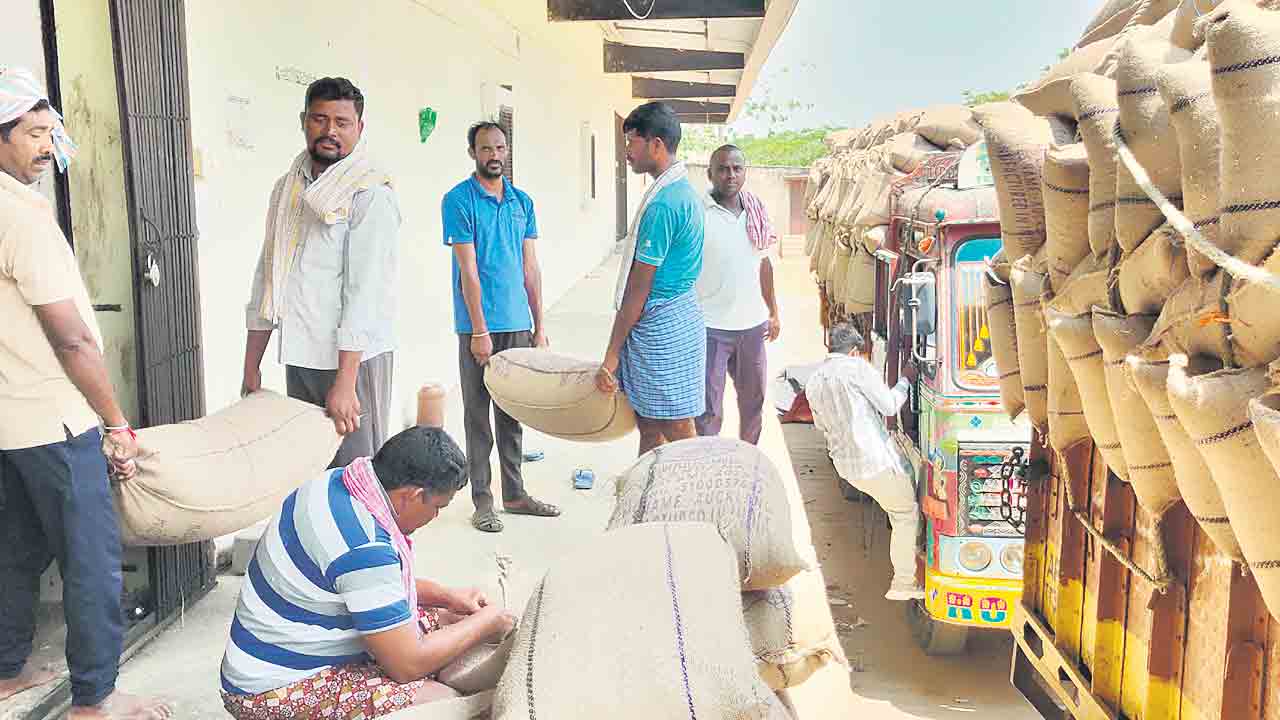 రైతులే హమాలీలు
